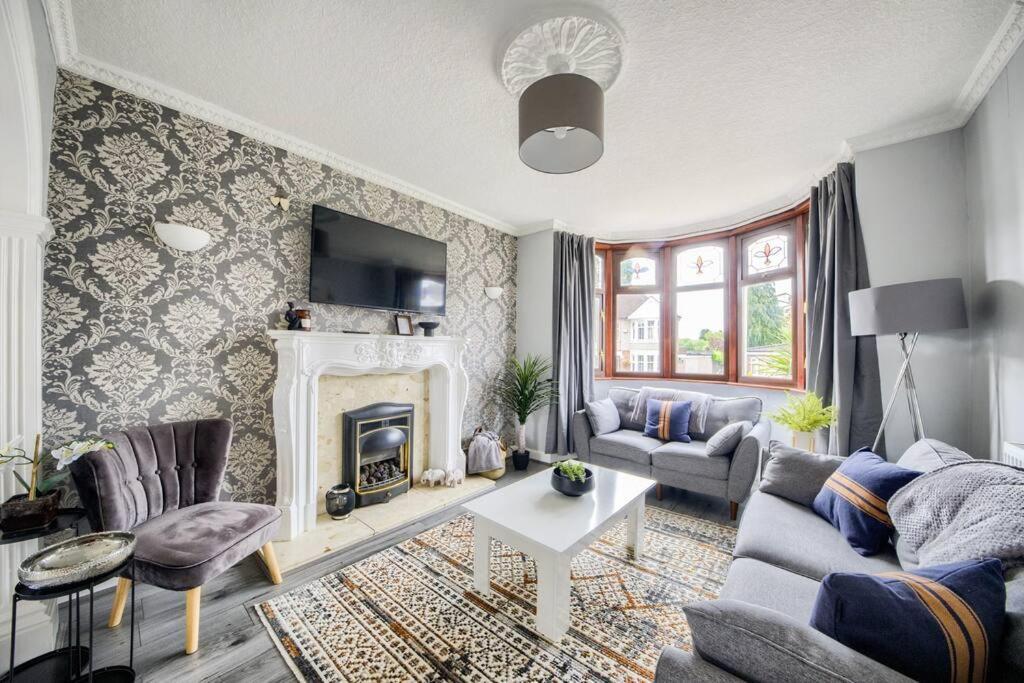 Low Rate - Coventry For 3 Bedroom House With Garden, Free Netflix And Unlimited Wi-Fi - Driveway Parking - Agc Bagian luar foto