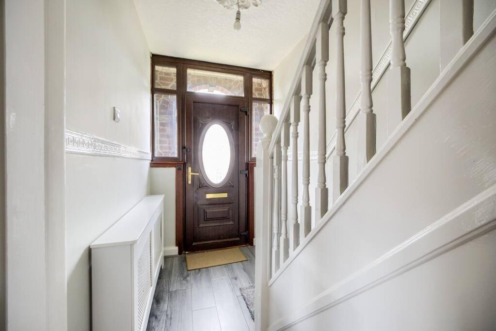 Low Rate - Coventry For 3 Bedroom House With Garden, Free Netflix And Unlimited Wi-Fi - Driveway Parking - Agc Bagian luar foto