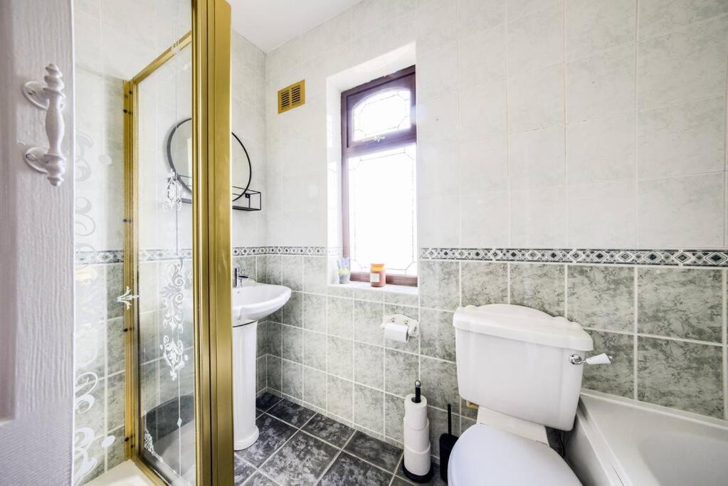Low Rate - Coventry For 3 Bedroom House With Garden, Free Netflix And Unlimited Wi-Fi - Driveway Parking - Agc Bagian luar foto