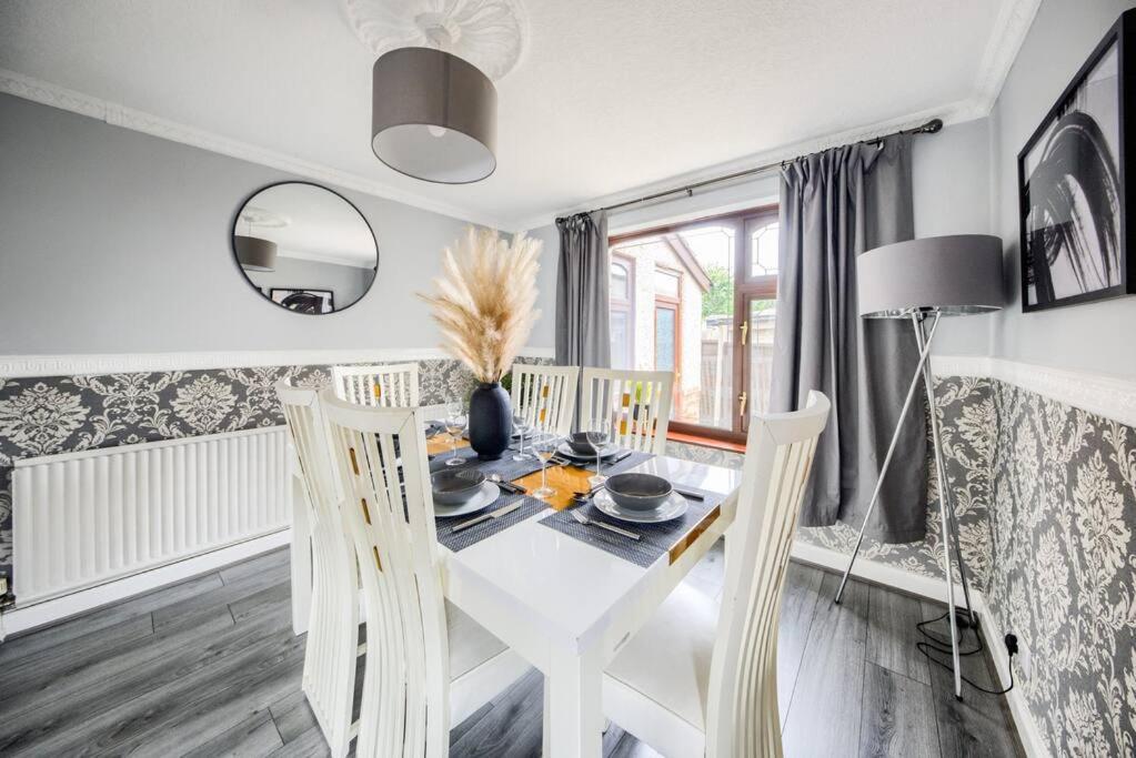 Low Rate - Coventry For 3 Bedroom House With Garden, Free Netflix And Unlimited Wi-Fi - Driveway Parking - Agc Bagian luar foto
