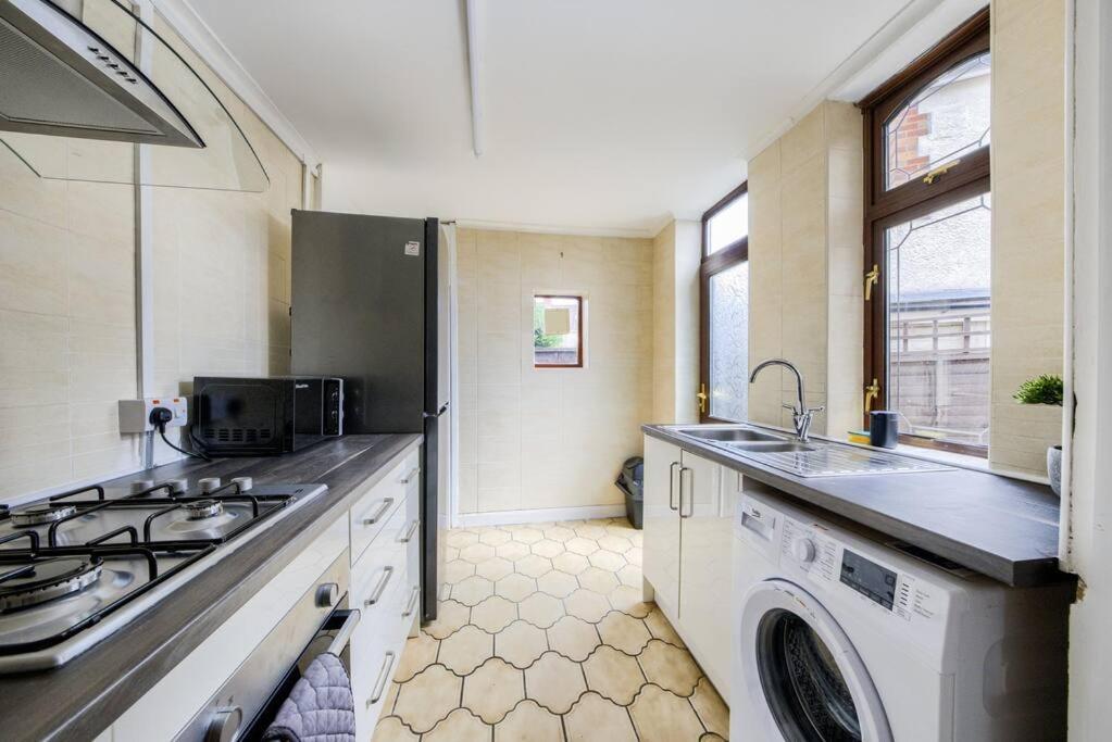 Low Rate - Coventry For 3 Bedroom House With Garden, Free Netflix And Unlimited Wi-Fi - Driveway Parking - Agc Bagian luar foto