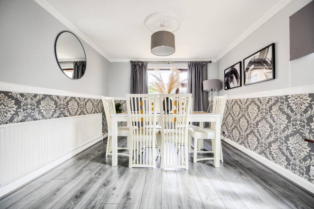 Low Rate - Coventry For 3 Bedroom House With Garden, Free Netflix And Unlimited Wi-Fi - Driveway Parking - Agc Bagian luar foto